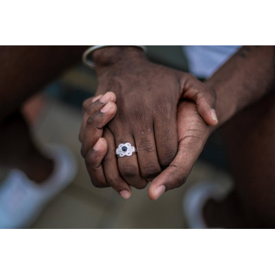 Mattenklopper ring zwarte steen. Surinaamse sieraden. Surinaamse ring.