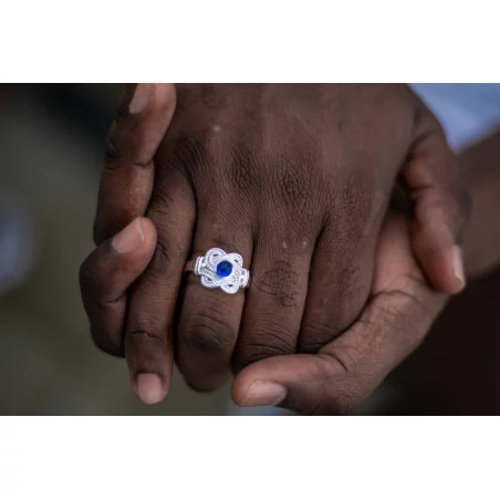 Mattenklopper ring blauwe steen. Surinaamse sieraden. Surinaamse ring.