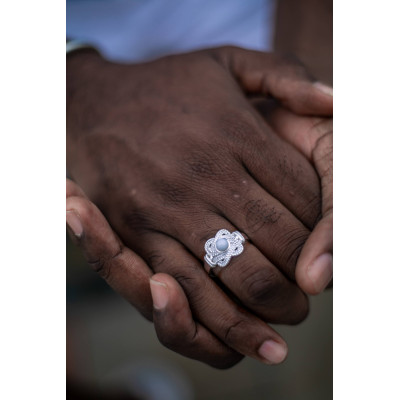 Mattenklopper ring witte steen. Surinaamse sieraden. Surinaamse ring.