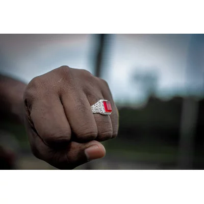 Surinaamse ring rode steen. Surinaamse sieraden. Surinaamse ring.